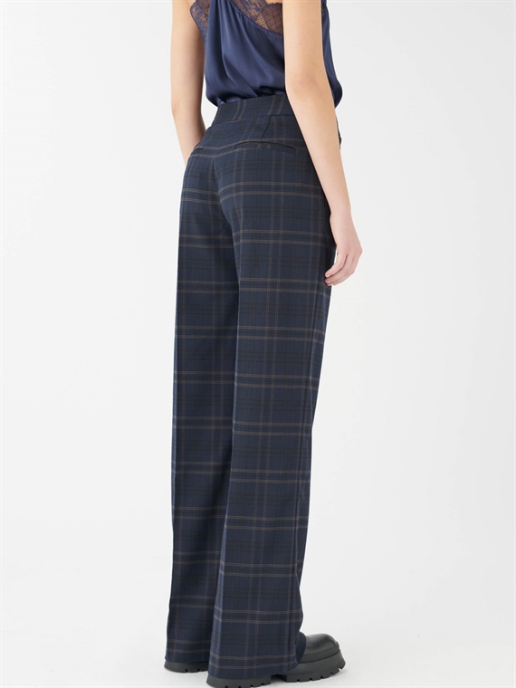Dea Kudibal Ishina Bukser, Navy Check